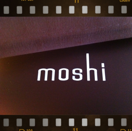 moshi iLynx 800 ロゴが光る